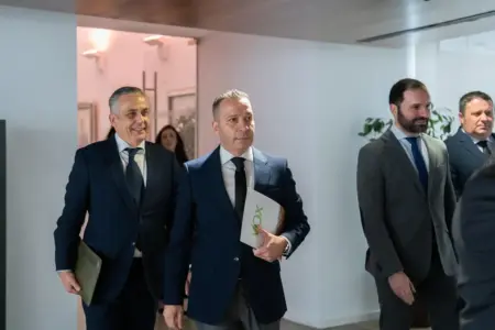 FOTOGRAFÍA. MÉRIDA (EXTREMADURA) ESPAÑA, 20 DE ENERO DE 2026. Los patriotas defienden cada voto con uñas y dientes en Extremadura. El portavoz del Grupo Parlamentario VOX en Extremadura, Óscar Fernández Calle, junto al senador de VOX por designación parlamentaria, Ángel Pelayo Gordillo, participaron hoy a la sesión constitutiva de la Asamblea de Extremadura. Lasvocesdelpueblo (Ñ Pueblo)