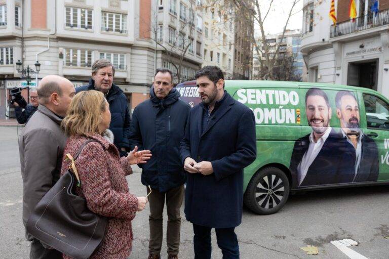 FOTOGRAFÍA. ZARAGOZA (ARAGÓN) ESPAÑA, 26 DE ENERO DE 2026. El candidato Nolasco promete bajada masiva de impuestos. El candidato de Vox a la Presidencia del Gobierno de Aragón, Alejandro Nolasco Asensio (d), registrado este lunes en Plaza de los Sitios de Zaragoza, junto a la dirección general de Tributos, acompañado de los candidatos y diputados Santiago Morón, Marta Fernández, Carmen Rouco y Juan Vidal. Lasvocesdelpueblo (Ñ Pueblo)