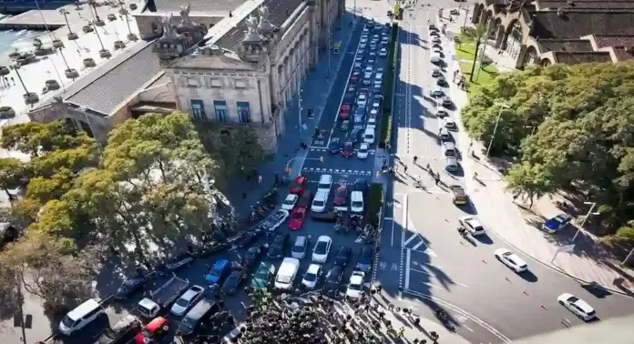 FOTOGRAFÍA. BARCELONA (CATALUÑA) ESPAÑA, 31 DE ENERO DE 2026. El número dos de VOX, Ignacio Garriga Vaz de Conceçao, participa en una marcha motorizada anti-ZBE (anti-Zona de Bajas Emisiones) en por las calles de Barcelona hasta plaza Portal de la Pau, frente al Monumento al descubridor español Cristóbal Colón, junto al presidente de VOX en Barcelona y portavoz del Grupo Parlamentario de VOX en el Parlamento de Cataluña, Joan Garriga Doménech; los diputados por Barcelona al Congreso de los Diputados, Juan José Aizcorbe y María Caridad Mejías Sánchez (Carina Mejías); y el secretario general del  Sindicato para la Defensa de los Trabajadores de España SOLIDARIDAD, Jordi Albert de la Fuente Miró (Jordi de la Fuente). Lasvocesdelpueblo (Ñ Pueblo)