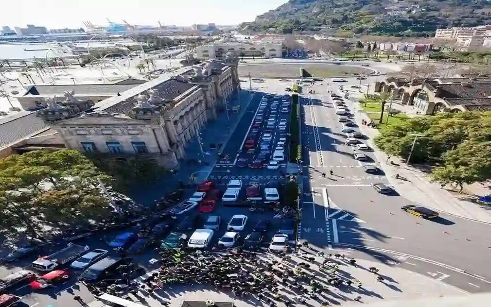 FOTOGRAFÍA. BARCELONA (CATALUÑA) ESPAÑA, 31 DE ENERO DE 2026. El número dos de VOX, Ignacio Garriga Vaz de Conceçao, participa en una marcha motorizada anti-ZBE (anti-Zona de Bajas Emisiones) en por las calles de Barcelona hasta plaza Portal de la Pau, frente al Monumento al descubridor español Cristóbal Colón, junto al presidente de VOX en Barcelona y portavoz del Grupo Parlamentario de VOX en el Parlamento de Cataluña, Joan Garriga Doménech; los diputados por Barcelona al Congreso de los Diputados, Juan José Aizcorbe y María Caridad Mejías Sánchez (Carina Mejías); y el secretario general del  Sindicato para la Defensa de los Trabajadores de España SOLIDARIDAD, Jordi Albert de la Fuente Miró (Jordi de la Fuente). Lasvocesdelpueblo (Ñ Pueblo)
