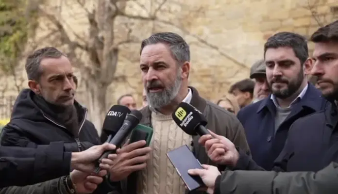 FOTOGRAFÍA. SOS DEL REY CATÓLICO (ZARAGOZA) ARAGÓN ESPAÑA, 15 DE ENERO DE 2026. El presidente de VOX, Santiago Abascal Conde (c); junto al candidato de VOX a la presidencia del Gobierno autonómico de Aragón, Alejandro Nolasco Asensio (2 d); ha participado esta tarde en una rueda de prensa tras un encuentro con los vecinos del municipio Sos del Rey Católico, en la comarca de las Cinco Villas, provincia de Zaragoza, dentro de los actos de precampaña electoral de los comicios regionales del próximo 8 de febrero de 2026 en Aragón. Lasvocesdelpueblo (Ñ Pueblo)