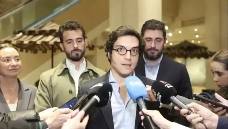 FOTOGRAFÍA. ZARAGOZA (ARAGÓN) ESPAÑA, 26 DE ENERO DE 2026. El portavoz nacional de Economía de VOX, José María Figaredo (2 d), ha atendido a los medios de comunicación esta tarde de lunes en Zaragoza, acompañado por el portavoz nacional de Vivienda de VOX, Carlos Hernández Quero (2 i), y el candidato de VOX en Aragón, Alejandro Nolasco Asensio (d). Lasvocesdelpueblo (Ñ Pueblo)