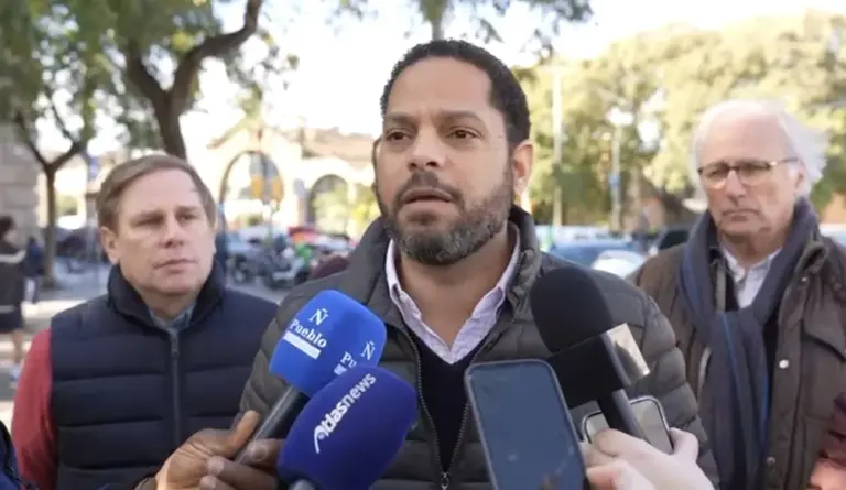 FOTOGRAFÍA. BARCELONA (CATALUÑA) ESPAÑA, 31 DE ENERO DE 2026. El número dos de VOX, Ignacio Garriga Vaz de Conceçao, participa en una marcha motorizada anti-ZBE (anti-Zona de Bajas Emisiones) en por las calles de Barcelona hasta plaza Portal de la Pau, frente al Monumento al descubridor español Cristóbal Colón, junto al presidente de VOX en Barcelona y portavoz del Grupo Parlamentario de VOX en el Parlamento de Cataluña, Joan Garriga Doménech; los diputados por Barcelona al Congreso de los Diputados, Juan José Aizcorbe y María Caridad Mejías Sánchez (Carina Mejías); y el secretario general del  Sindicato para la Defensa de los Trabajadores de España SOLIDARIDAD, Jordi Albert de la Fuente Miró (Jordi de la Fuente). Lasvocesdelpueblo (Ñ Pueblo)