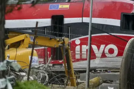 FOTOGRAFÍA. ADAMUZ (CÓRDOBA) ANDALUCÍA (ESPAÑA), 20 DE ENERO DE 2026. La CIAF busca las causas de la rotura del carril. Una grúa trabaja en el vagón 8 del tren Iryo, el último vagón que chocó al descarrilar contra el Alvia. Efe