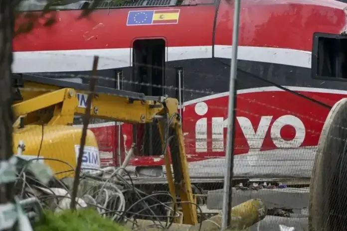 FOTOGRAFÍA. ADAMUZ (CÓRDOBA) ANDALUCÍA (ESPAÑA), 20 DE ENERO DE 2026. La CIAF busca las causas de la rotura del carril. Una grúa trabaja en el vagón 8 del tren Iryo, el último vagón que chocó al descarrilar contra el Alvia. Efe