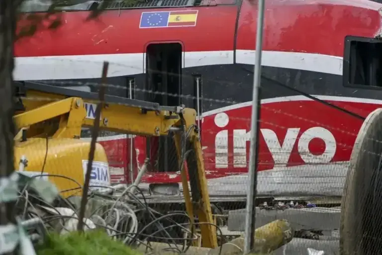 FOTOGRAFÍA. ADAMUZ (CÓRDOBA) ANDALUCÍA (ESPAÑA), 20 DE ENERO DE 2026. La CIAF busca las causas de la rotura del carril. Una grúa trabaja en el vagón 8 del tren Iryo, el último vagón que chocó al descarrilar contra el Alvia. Efe