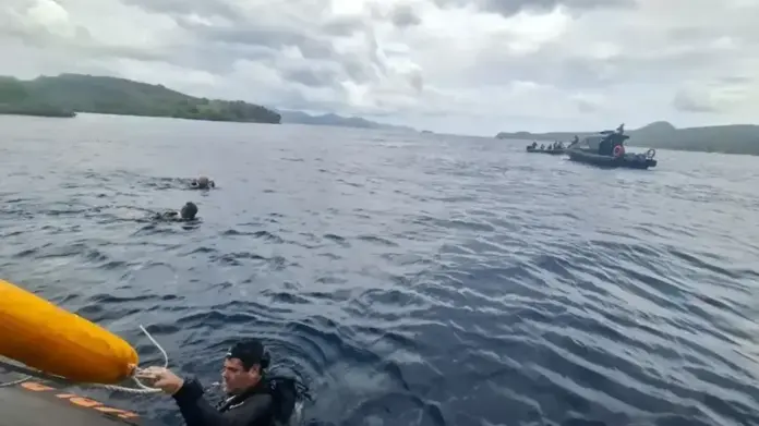 FOTOGRFAÍA. LABUAN BAJO (INDONESIA), 06 DE ENERO DE 2026. Indonesia encuentra un tercer cuerpo sin vida. Imagen cedida por el Equipo de Búsqueda y Rescate de Indonesia (SAR) de las tareas de búsqueda de los equipos de rescate de los españoles desaparecidos en un naufragio. Equipo de Búsqueda y Rescate de Indonesia (SAR)/Efe