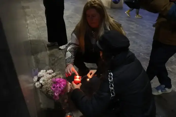 Inmigración factor de alto riesgo para mujeres víctimas de violencia machista FOTOGRAFÍA. ESPAÑA AÑO 2025. La Inmigración: factor de alto riesgo para mujeres víctimas de violencia machista en España. En la imagen, dos mujeres poniendo flores y velas por uno de los 46 asesinatos machistas registrado en España este año 2025. De nuevo, las víctimas mortales por "violencia de género extranjeras" representan un porcentaje muy elevado, un 41,3 %, cuatro de cada diez. Fueron "19 de las 46, una sobrerrepresentación que evidencia que la inmigración constituye un factor de riesgo para las mujeres víctimas de violencia machista. Efe