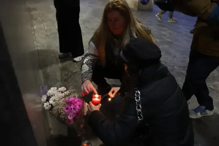 FOTOGRAFÍA. ESPAÑA AÑO 2025. La Inmigración: factor de alto riesgo para mujeres víctimas de violencia machista en España. En la imagen, dos mujeres poniendo flores y velas por uno de los 46 asesinatos machistas registrado en España este año 2025. De nuevo, las víctimas mortales por "violencia de género extranjeras" representan un porcentaje muy elevado, un 41,3 %, cuatro de cada diez. Fueron "19 de las 46, una sobrerrepresentación que evidencia que la inmigración constituye un factor de riesgo para las mujeres víctimas de violencia machista. Efe