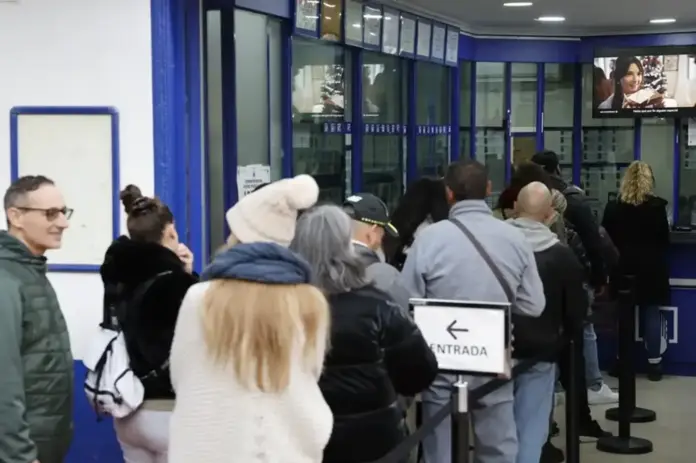 FOTOGRAFÍA. VALENCIA (COMUNIDAD VALENCIANA) ESPAÑA, 05 DE ENERO 2026. Sorteo del El Niño 2026: Terminaciones premiadas. Venta de lotería para el Sorteo del Niño en una administración de Valencia. Efe
