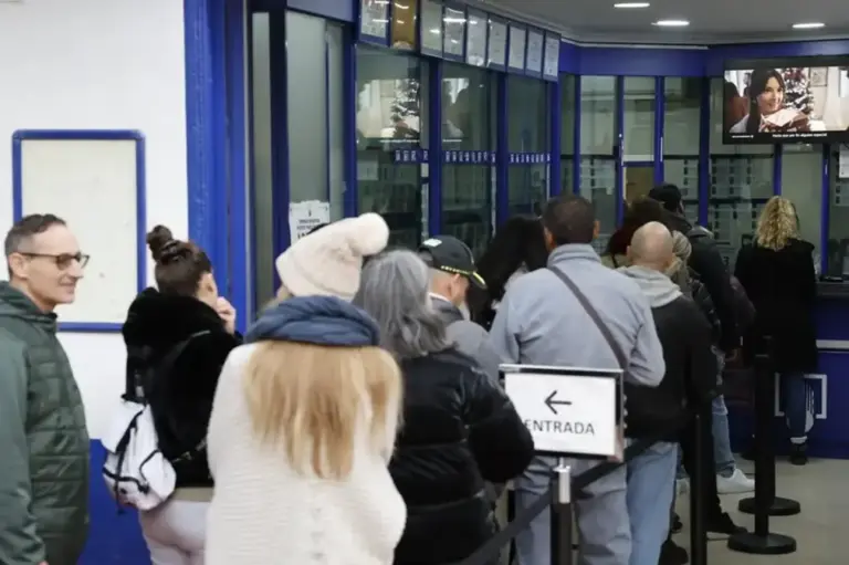 FOTOGRAFÍA. VALENCIA (COMUNIDAD VALENCIANA) ESPAÑA, 05 DE ENERO 2026. Sorteo del El Niño 2026: Terminaciones premiadas. Venta de lotería para el Sorteo del Niño en una administración de Valencia. Efe