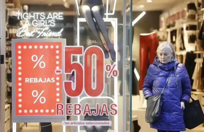 FOTOGRAFÍA. MADRID (ESPAÑA), INVIERNO DE 2025. Las rebajas de invierno comenzarán el miércoles. Una mujer observa la ropa en un comercio en las rebajas de invierno. Efe