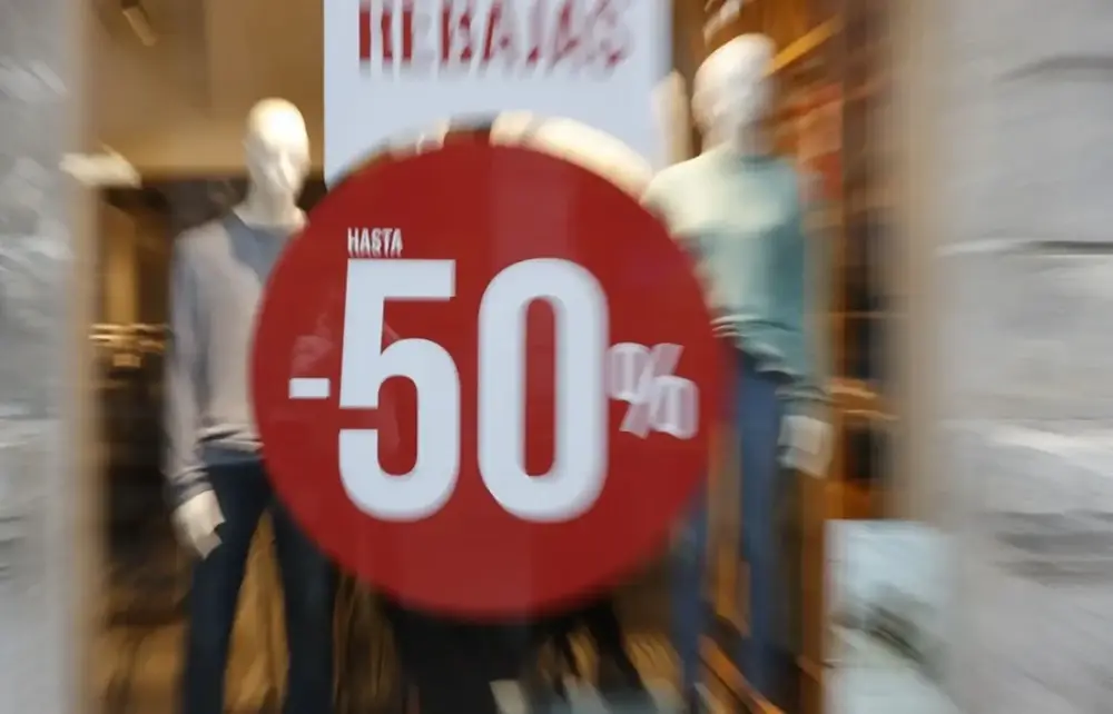 FOTOGRAFÍA. MADRID (ESPAÑA), INVIERNO DE 2025. Las rebajas de invierno comenzarán el miércoles. Una mujer observa la ropa en un comercio en las rebajas de invierno. Efe