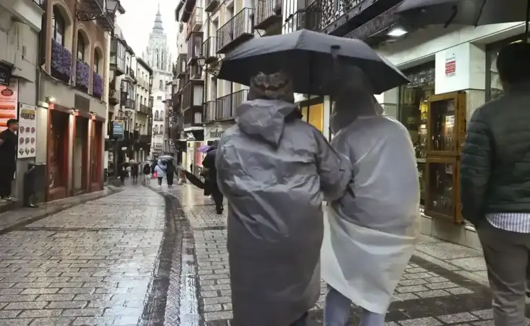 FOTOGRAFÍA. TOLEDO (CASTILLA-LA MANCHA) ESPAÑA, 27 DE ENERO DE 2026. La borrasca Kristin trae lluvias generalizadas este miércoles. Peatones utilizan paraguas para protegerse de la lluvia por las calles de Toledo, Castilla-La Mancha. Efe
