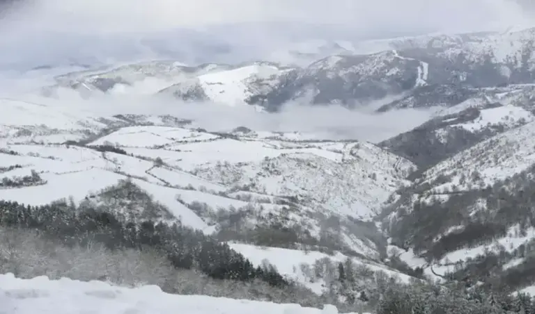 FOTOGRAFÍA. PIEDRAFITA (LUGO) GALICIA (ESPAÑA), 28 DE ENERO DE 2026. Vista de la montaña lucense en el municipio y parroquia de Piedrafita, en la provincia de Lugo (Galicia), este miércoles. Efe