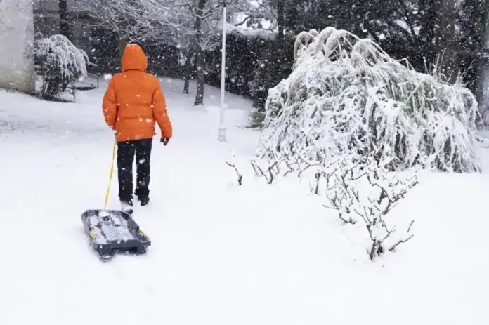Lluvias con ascenso generalizado de temperaturas el jueves, Alpedrete FOTOGRAFÍA. ALPEDRETE (COMUNIDAD DE MADRID) ESPAÑA, 28 DE ENERO DE 2026. Lluvias con ascenso generalizado de temperaturas el jueves. Una persona camina arrastrando un trineo en Alpedrete, municipio y localidad española de la Comunidad de Madrid. Efe