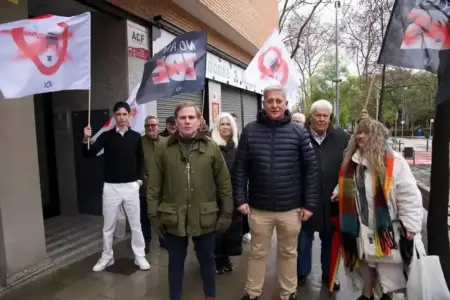 FOTOGRFAÍA. ESPLUGAS DE LLOBREGAT (BARCELONA) CATALUÑA (ESPAÑA), 24 DE ENERO DE 2026. El presidente del Comité Ejecutivo Provincial (CEP) de VOX y portavoz del Grupo Parlamentario de VOX en el Parlamento de Cataluña, Joan Garriga Doménech (i), registrado este sábado durante una visita a Esplugas de Llobregat, en la provincia de Barcelona, donde un grupo de vecinos ha recibido al político patriota con banderolas con rótulos contra el totalitarismo climático, como "Stop Zona de Baja Emisiones (ZBE)". Lasvocesdelpueblo (Ñ Pueblo)