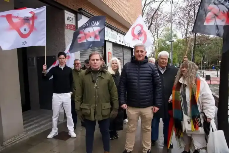 FOTOGRFAÍA. ESPLUGAS DE LLOBREGAT (BARCELONA) CATALUÑA (ESPAÑA), 24 DE ENERO DE 2026. El presidente del Comité Ejecutivo Provincial (CEP) de VOX y portavoz del Grupo Parlamentario de VOX en el Parlamento de Cataluña, Joan Garriga Doménech (i), registrado este sábado durante una visita a Esplugas de Llobregat, en la provincia de Barcelona, donde un grupo de vecinos ha recibido al político patriota con banderolas con rótulos contra el totalitarismo climático, como "Stop Zona de Baja Emisiones (ZBE)". Lasvocesdelpueblo (Ñ Pueblo)