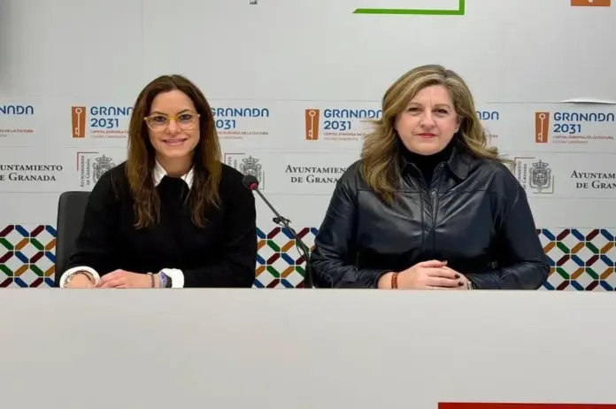 Mónica del Carmen Rodríguez Gallego (i), Beatriz Sánchez Agustino (d), Granada, VOX, La patriota Mónica defiende la protección de la imaginería y orfebrería FOTOGRAFÍA. GRANADA (ANADALUCÍA) ESPAÑA, 26 DE ENERO DE 2026. La patriota Mónica defiende la protección de la imaginería y orfebrería. En la imagen, las patriotas Beatriz Sánchez Agustino (portavoz) (derecha); y Mónica del Carmen Rodríguez Gallego (portavoz suplente) (izquierda); integrantes del Grupo Municipal de VOX en el Ayuntamiento de Granada, registradas este lunes durante una rueda de prensa. Lasvocesdelpueblo (Ñ Pueblo)