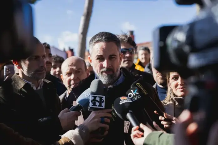 Muerte de 45 españoles en Adamuz víctimas de la corrupción y mafia de Pedro Sánchez, Abascal, VOX, Sánchez,La Puebla de Alfindén (1) FOTOGRAFÍA. LA PUEBLA DE ALFINDÉN (ZARAGOZA) ARAGÓN (ESPAÑA), 23 DE ENERO DE 2026. Muerte de 45 españoles en Adamuz víctimas de la corrupción y mafia de Pedro Sánchez. El presidente de VOX y líder opositor español, Santiago Abascal Conde, atiende a los medios de comunicación en el municipio de La Puebla de Alfindén, provincia de Zaragoza, dentro de los actos de precampaña electoral de Elecciones Aragón 8F. Lasvocesdelpueblo (Ñ Pueblo)