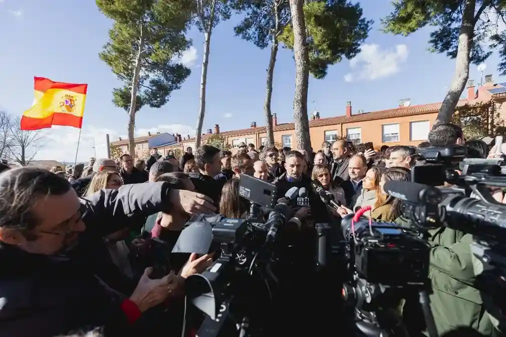 FOTOGRAFÍA. LA PUEBLA DE ALFINDÉN (ZARAGOZA) ARAGÓN (ESPAÑA), 23 DE ENERO DE 2026. Muerte de 45 españoles en Adamuz víctimas de la corrupción y mafia de Pedro Sánchez. El presidente de VOX y líder opositor español, Santiago Abascal Conde, atiende a los medios de comunicación en el municipio de La Puebla de Alfindén, provincia de Zaragoza, dentro de los actos de precampaña electoral de Elecciones Aragón 8F. Lasvocesdelpueblo (Ñ Pueblo)