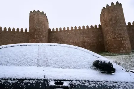 FOTOGRAFÍA. ÁVILA (CASTILLA Y LEÓN) ESPAÑA, 05 DE ENERO DE 2026. Frío y heladas generalizadas este martes de Reyes Magos de Oriente. Detalle de la nieve en un coche este lunes en Ávila, Comunidad Autónoma de Castilla y León, España. Efe