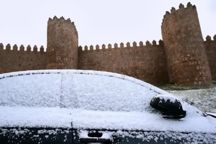 FOTOGRAFÍA. ÁVILA (CASTILLA Y LEÓN) ESPAÑA, 05 DE ENERO DE 2026. Frío y heladas generalizadas este martes de Reyes Magos de Oriente. Detalle de la nieve en un coche este lunes en Ávila, Comunidad Autónoma de Castilla y León, España. Efe