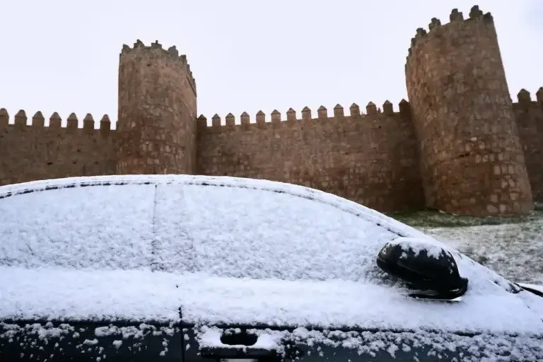 FOTOGRAFÍA. ÁVILA (CASTILLA Y LEÓN) ESPAÑA, 05 DE ENERO DE 2026. Frío y heladas generalizadas este martes de Reyes Magos de Oriente. Detalle de la nieve en un coche este lunes en Ávila, Comunidad Autónoma de Castilla y León, España. Efe