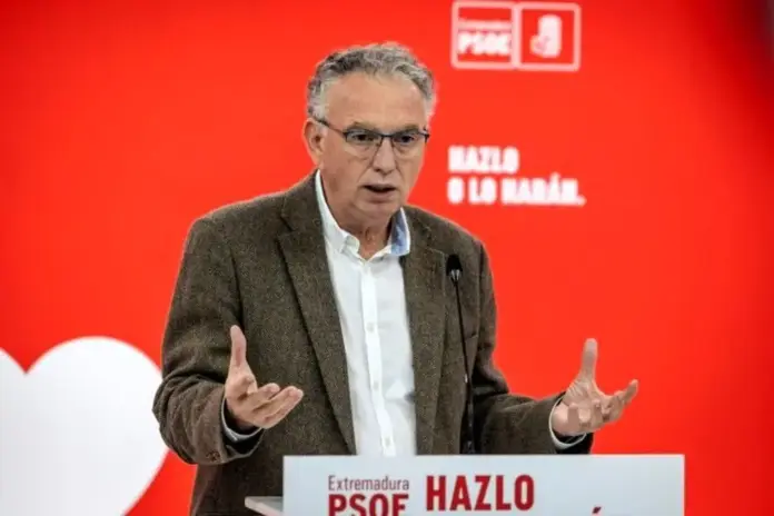 FOTOGRAFÍA. MÉRIDA (EXTREMADURA) ESPAÑA 26 DE DICIEMBRE DE 2025. No existe persecución y esa militante nunca ha dependido de mí. En la imagen, el presidente de la Junta Gestora del Partido Socialista (PSOE) de Extremadura y alto cargo del Gobierno de España en la región extremeña, Delegado del Gobierno de España, José Luis Quintana, ofrece una rueda de prensa como presidente de la Gestora del socialismo tras la demisión de su secretario general y candidato a la Presidencia de la Junta de Extremadura, Miguel Ángel Gallardo Miranda, por la histórica debacle electoral en las urnas del 21D Extremadura al perder el relato el socialismo frente a la nueva realidad impuesta por VOX España de Santiago Abascal Conde. Efe