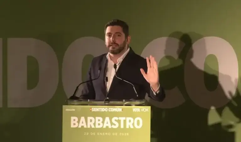 FOTOGRAFÍA, BARBASTRO (HUESCA) ARAGÓN (ESPAÑA), 29 DE NERO DE 2026. El a presidir el Gobierno autonómico de Aragón, Alejandro Nolasco Asensio, en un mitin de campaña del partido de las clases trabajadoras, celebrado en el Gran Hotel Ciudad de Barbastro (Huesca), que ha sido inaugurado por el presidente del Comité Ejecutivo Provincial (CEP) de VOX en Huesca, Francisco Casarrubio; en el que también han participado el cabeza de lista de VOX por Huesca, David Arranz Ballesteros; y el presidente de VOX, Santiago Abascal Conde. Lasvocesdelpueblo (Ñ Pueblo)