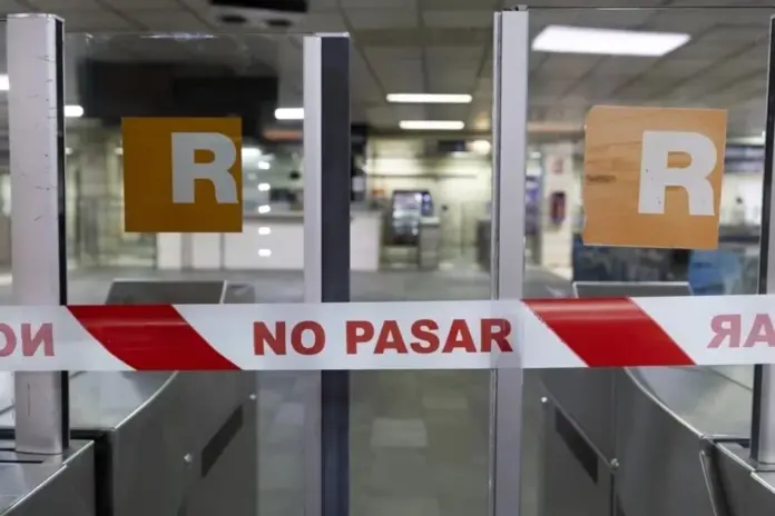 FOTOGRAFÍA. BARCELONA (CATALUÑA) ESPAÑA, 21 DE ENERO DE 2026. Precipitaciones con descenso de temperaturas y vientos el viernes. Adif suspende la circulación ferroviaria en toda la red de Rodalies de Cataluña. Detalle de la estación de Rodalies Plaza Cataluña. Efe