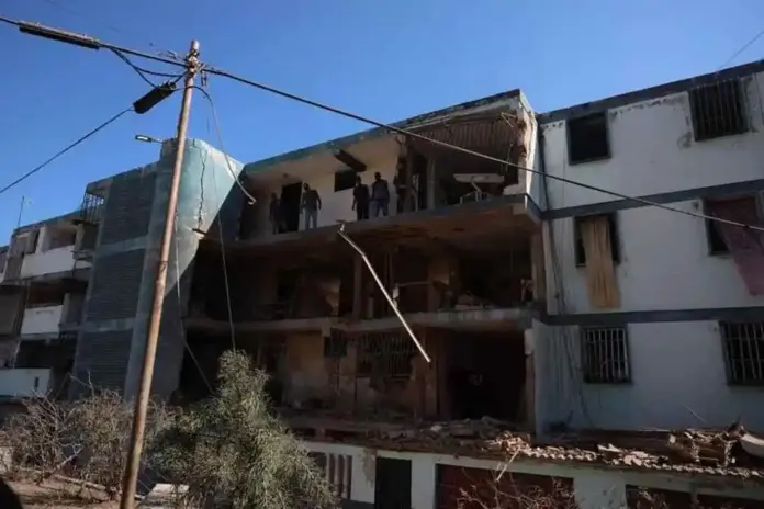 FOTOGRAFÍA. CATIA LA MAR (VENEZUELA), 06 DE ENERO DE 2026. Fotografía que muestra este lunes un edificio afectado por los ataques de Estados Unidos el 03 de enero de 2025, en Catia La Mar (Venezuela). Efe