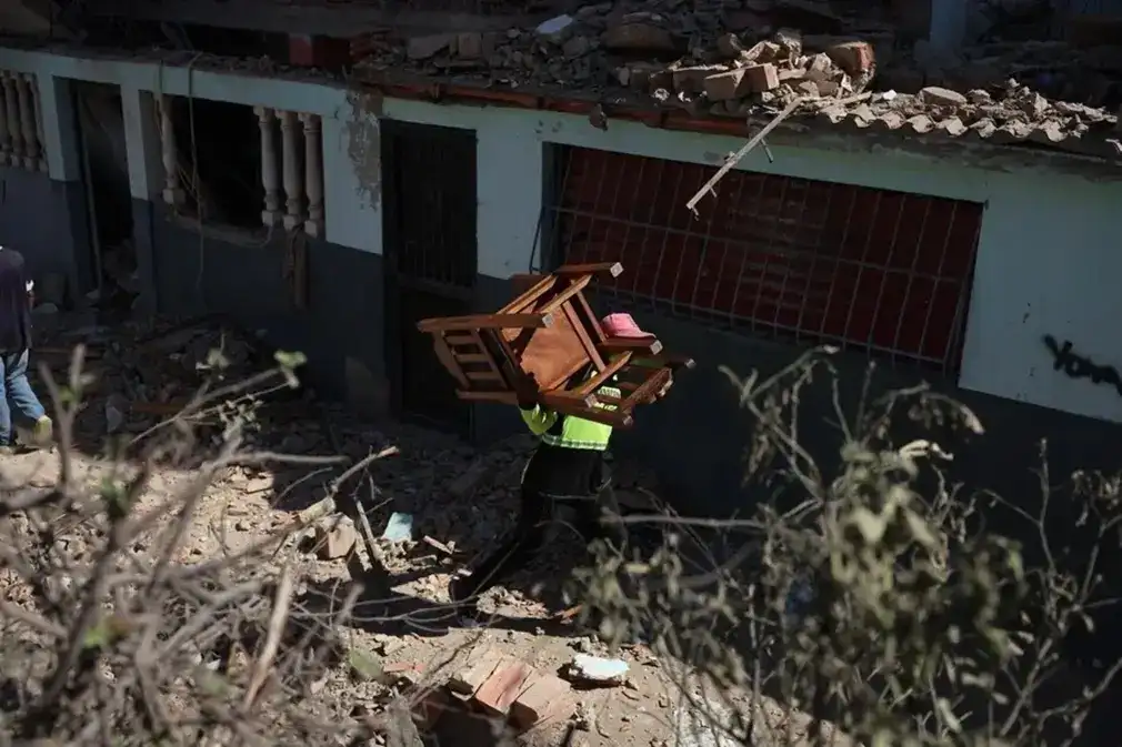 FOTOGRAFÍA. CARACAS (VENEZUELA), 06 DE ENERO DE 2026. Imagen  que muestra las bases de una casa afectada tras las repuestas de los Estados Unidos de América (EEUU) del 3 de enero contra los líderes del Cartel de los Soles del exdictador narcoterrorista Nicolás Maduro Moros, este martes 6 de enero de 2026, en Caracas (Venezuela). Efe
