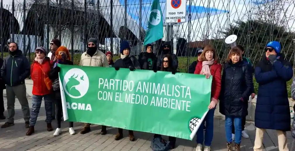FOTOGRAFÍA. MADRID (ESPAÑA), 24 DE ENERO DE 2026. PACMA denuncia envenenamientos y matanzas de perros en Marruecos. Varias decenas de personas se han congregado hoy frente a la Institución Ferial de Madrid (IFMA) para denunciar los envenenamientos y matanzas de perros que continúan produciéndose en el país islamista magrebí de Marruecos. Lasvocesdelpueblo (Ñ Pueblo)