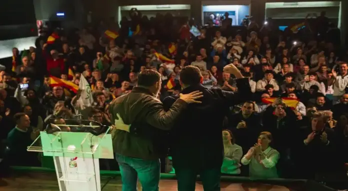 FOTOGRAFÍA. EJEA DE LOS CABALLEROS (ZARAGOZA) ARAGÓN (ESPAÑA), 15 DE ENERO DE 2026. Hay en La Moncloa una mafia corrupta y traidora a intereses de España. El candidato de VOX a presidir el Gobierno autonómico de Aragón a partir del próximo domingo 8 de febrero de 2026, Alejandro Nolasco Asensio (d); y el presidente de VOX, Santiago Abascal Conde (i); ofrecen un mitin en un abarrotado Teatro de la Villa, dentro de los actos de precampaña electoral de las Elecciones Aragón 8F. Lasvocesdelpueblo (Ñ Pueblo)