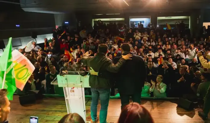 FOTOGRAFÍA. EJEA DE LOS CABALLEROS (ZARAGOZA) ARAGÓN (ESPAÑA), 15 DE ENERO DE 2026. El candidato de VOX a presidir el Gobierno autonómico de Aragón a partir del próximo domingo 8 de febrero de 2026, Alejandro Nolasco Asensio (d); y el presidente de VOX, Santiago Abascal Conde (i); ofrecen un mitin en un abarrotado Teatro de la Villa, dentro de los actos de precampaña electoral de las Elecciones Aragón 8F. Lasvocesdelpueblo (Ñ Pueblo)