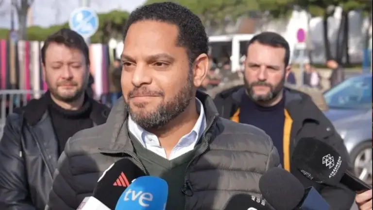 FOTOGRAFÍA. SANT ADRIÀ DE BESÒS (BARCELONA) CATALUÑA (ESPAÑA), 13 DE ENERO DE 2026. El secretario general de VOX y presidente del Grupo Parlamentario en el Parlamento de Cataluña, Ignacio Garriga Vaz de Conceçao, ha iniciado el año en Sant Adrià de Besòs junto a las víctimas de las políticas criminales del PP-PSOE para exigir que los ilegales desalojados del Instituto B-9 de Badalona sean reubicados en el Centro de Internamiento de Extranjeros (CIE) de Zona Franca y desde allí expulsados de España. Lasvocesdelpueblo (Ñ Pueblo)