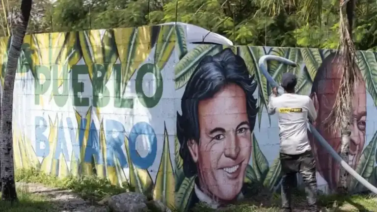 FOTOGRAFÍA. PUNTO CANA (REPÚBLICA DOMINICANA), 14 DE ENERO DE 2026. Denuncian agresiones sexuales con vejaciones de Julio Iglesias en Punta Cana. Una persona realiza labores de limpieza frente a un mural con los rostros de los artistas Julio Iglesias y Johnny Ventura en Punta Cana (República Dominicana). Efe