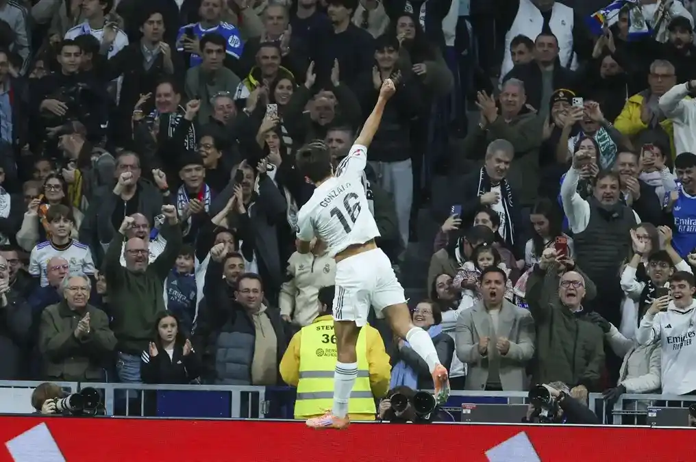 FOTOGRAFÍA. MADRID (ESPAÑA), 04 DE ENERO DE 2026. El delantero del Real Madrid Gonzalo García celebra el primer gol de su equipo durante el partido de LaLiga entre el Real Madrid y el Betis, este domingo en el estadio Santiago Bernabéu. Efe