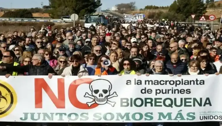 FOTOGRAFÍA. REQUENA (COMUNIDAD VALENCIANA) ESPAÑA, 17 D ENERO DE 2026. Animalistas y viticultores rechazan la planta de biogás en Requena. Entidades animalistas y ecologistas, asociaciones vecinales, viticultores y el propio Ayuntamiento de Requena —municipio español situado en la comarca Requena-Utiel, en la parte interior occidental de la provincia de Valencia— se han manifestado hoy contra la planta de biogás que la empresa Biorequena S.L. pretende instalar en la aldea de San Antonio (Requena). Lasvocesdelpueblo (Ñ Pueblo)