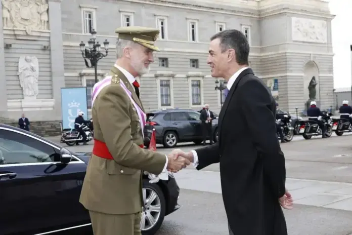 FOTOGRAFÍA. MADRID (COMUNIDAD DE MADRID) REINO DE ESPAÑA, 06 DE ENERO DE 2025. Sánchez no asistirá a la Pascua Militar presidida por el rey. Palacio Real de Madrid, PASCUA MILITAR 2025. Sus Majestades los Reyes, acompañados por Su Alteza Real la Princesa de Asturias, han presidido en el Palacio Real de Madrid la tradicional celebración de la Pascua Militar, una ceremonia profundamente enraizada en la vida castrense española. A su llegada a la Plaza de la Almudena, han sido recibidos por el presidente del Gobierno, Pedro Sánchez Pérez-Castejón. A continuación, accedieron a la Plaza de la Armería donde han sido saludados por la ministra de Defensa, María Margarita Robles Fernández (Margarita Robles); el ministro del Interior, Fernando Grande-Marlaska Gómez; el jefe de Estado Mayor de la Defensa, almirante general Teodoro López Calderón; y por el jefe del Cuarto Militar de la Casa de S.M. el Rey, teniente general Eduardo Diz Monje. Finalizada la revista y honores, Sus Majestades y Su Alteza Real, junto a las autoridades que les recibieron, se dirigieron, por la Escalera de Embajadores, a la Saleta de Gasparini, donde han recibido el saludo de las comisiones, para ocupar posteriormente su puesto en el Salón del Trono. Lasvocesdelpueblo (Ñ Pueblo)