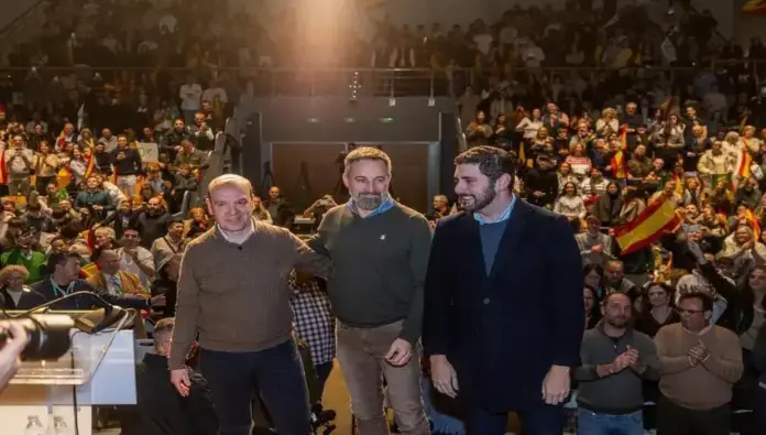 FOTOGRAFÍA. CUARTE DE HUERVA (ZARAGOZA) ARAGÓN (ESPAÑA), 31 DE ENERO DE 2026. Nolasco: El PP-PSOE ofrece a los jóvenes paro, zulo y carril bici. El cabeza de lista por Zaragoza, Santiago Morón Sanjuan; el candidato de VOX a la Presidencia del Gobierno autonómico de Aragón, Alejandro Nolasco; el presidente de VOX, Santiago Abascal Conde; participan en un mitin de campaña electoral de las Elecciones Aragón 8F en en el Cuarte Fórum de Cuarte de Huerva. Lasvocesdelpueblo (Ñ Pueblo)