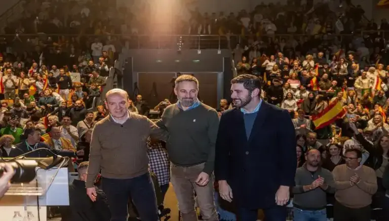 FOTOGRAFÍA. CUARTE DE HUERVA (ZARAGOZA) ARAGÓN (ESPAÑA), 31 DE ENERO DE 2026. Nolasco: El PP-PSOE ofrece a los jóvenes paro, zulo y carril bici. El cabeza de lista por Zaragoza, Santiago Morón Sanjuan; el candidato de VOX a la Presidencia del Gobierno autonómico de Aragón, Alejandro Nolasco; el presidente de VOX, Santiago Abascal Conde; participan en un mitin de campaña electoral de las Elecciones Aragón 8F en en el Cuarte Fórum de Cuarte de Huerva. Lasvocesdelpueblo (Ñ Pueblo)