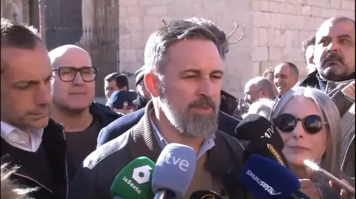 FOTOGRAFÍA. CALAMOCHA (ARAGÓN) ESPAÑA, 13 DE ENERO DE 2026. El presidente de VOX, Santiago Abascal Conde, atiende a los medios de comunicación hoy en Calamocha (Aragón), dentro de los actos de precampaña electoral de Elecciones Aragón 8F. Lasvocesdelpueblo (Ñ Pueblo)