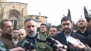 FOTOGRAFÍA. CASPE (ZARAGOZA) ARAGÓN (ESPAÑA), 29 DE ENERO DE 2026. Frente al consultorio médico de Caspe había decenas de extranjeros y ningún español. El presidente de VOX y Patriots, Santiago Abascal Conde, atiende a los medios de comunicación en Caspe, durante un acto de campaña Elecciones Aragón 8F. Lasvocesdelpueblo (Ñ Pueblo)