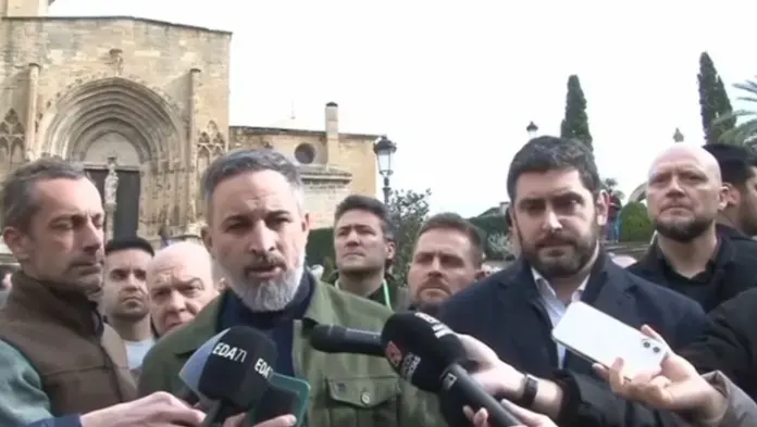 FOTOGRAFÍA. CASPE (ZARAGOZA) ARAGÓN (ESPAÑA), 29 DE ENERO DE 2026. Frente al consultorio médico de Caspe había decenas de extranjeros y ningún español. El presidente de VOX y Patriots, Santiago Abascal Conde, atiende a los medios de comunicación en Caspe, durante un acto de campaña Elecciones Aragón 8F. Lasvocesdelpueblo (Ñ Pueblo)