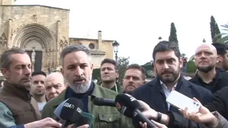 FOTOGRAFÍA. CASPE (ZARAGOZA) ARAGÓN (ESPAÑA), 29 DE ENERO DE 2026. Frente al consultorio médico de Caspe había decenas de extranjeros y ningún español. El presidente de VOX y Patriots, Santiago Abascal Conde, atiende a los medios de comunicación en Caspe, durante un acto de campaña Elecciones Aragón 8F. Lasvocesdelpueblo (Ñ Pueblo)