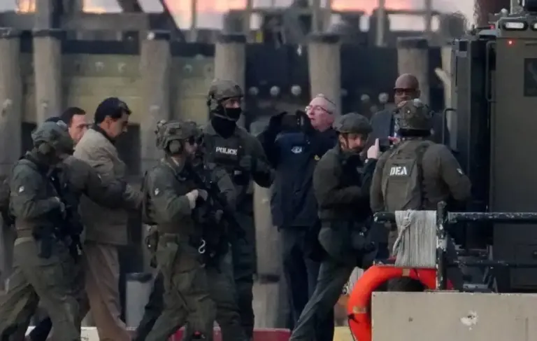 FOTOGRAFÍA. NUEVA YORK (ESTADOS UNIDOS DE AMÉRICA), 05 DE ENERO DE 2026. El exdictador narcoterrorista de Venezuela, Nicolás Maduro Moros y su esposa tirana narcoterrorista Cilia Adela Flores de Maduro (Cilia Maduro) son trasladados de la cárcel a la Corte de Nueva York donde son procesados por graves imputaciones que conllevan cadena perpetua. La acusación en contra de Maduro por delitos relacionados con narcotráfico, presentada originalmente en 2020, fue ampliada para incluir a su esposa y añadir más cargos. Los nuevos cargos le acusan de conspiración por narcoterrorismo, conspiración para importar cocaína, conspiración para la posesión de ametralladoras y artefactos destructivos y conspiración para usar esas armas. Su esposa está señalada por presunta implicación en la coordinación de reuniones y la logística de la red. La segunda sesión del juicio tendrá lugar el próximo 17 de marzo. Captura vídeo redes sociales/Lasvocesdelpueblo (Ñ Pueblo)