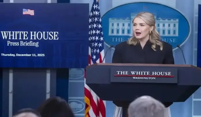 FOTOGRAFÍA. WASHINGTON (ESATADOS UNIDOS DE AMÉRICA), 11 DE ENERO DE 2026. Trump retira la protección a 3.883 ilegales islamistas somalíes. La portavoz de la Casa Blanca y asistente del presidente de los Estados Unidos de América (EEUU), Karoline Claire Leavitt (Karoline Leavitt), registrada este martes durante una rueda de prensa este martes en la Presidencia de United States of America (USA), cuando ha advertido de que «Las condiciones en Somalia han mejorado hasta el punto de que ya no cumplen con los requisitos legales para el Estatus de Protección Temporal» y, por eso, dado que "temporal" significa "temporal", todos los 3.883 ilegales islamistas somalíes con la protección temporal o solicitantes de esa protección deben abandonar EEUU antes del 17 de marzo de 2026. Efe 