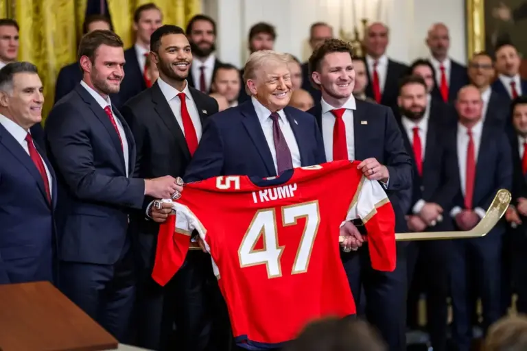 FOTOGRAFÍA. WASHINGTON (ESTADOS UNIDOS DE AMÉRICA), 16 DE ENERO DE 2026. Los campeones de la Copa Stanley, Florida Panthers, se han reunido con el presidente de los Estados Unidos de América, Donald John Trump, hoy la Casa Blanca. "No solo cumplieron con las expectativas altísimas, sino que nos brindaron quizás la racha de playoffs más dominante en la historia de la NHL... lideraron las finales durante más de 255 minutos... y le negaron a Canadá la Copa Stanley por 32.º año consecutivo", aseguró el líder del mundo libre durante su intervención ante los campeones de Florida. Lasvocesdelpueblo (Ñ Pueblo)